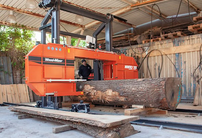 Немецкая столярная мастерская распиливает огромные дубовые бревна на станке Wood-Mizer WM1000  