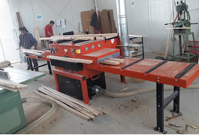 С кромкорезом Wood-Mizer EG300 мебельная фабрика ускорила производственный процесс  