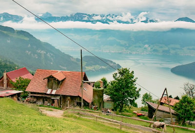 Лесопилка на органической ферме в швейцарских Альпах  