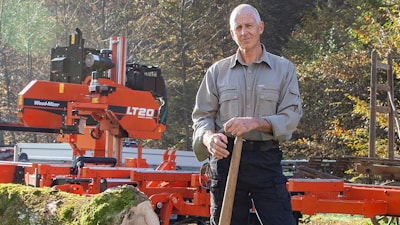 Французский инженер на пенсии создает уникальные изделия из древесины  